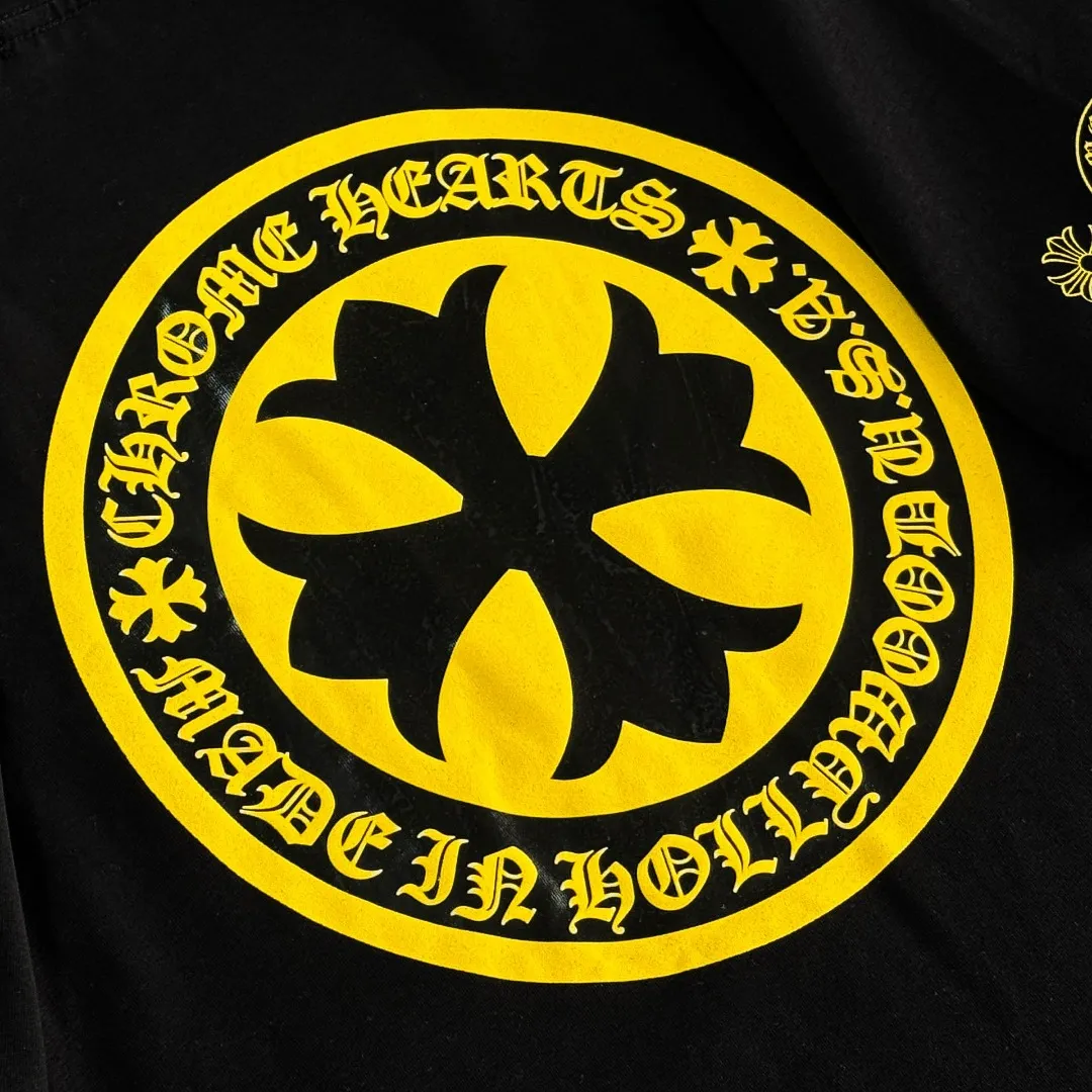 P170 Chrome Hearts 25 high-end versions. The fabric is made of 300 grams of high-density pure cotton. It does not deform or shrink. It has three labels. It is the same style for men and women. Technology: suede foaming + digital printing. Color: white, black. SIZE: S-XL.